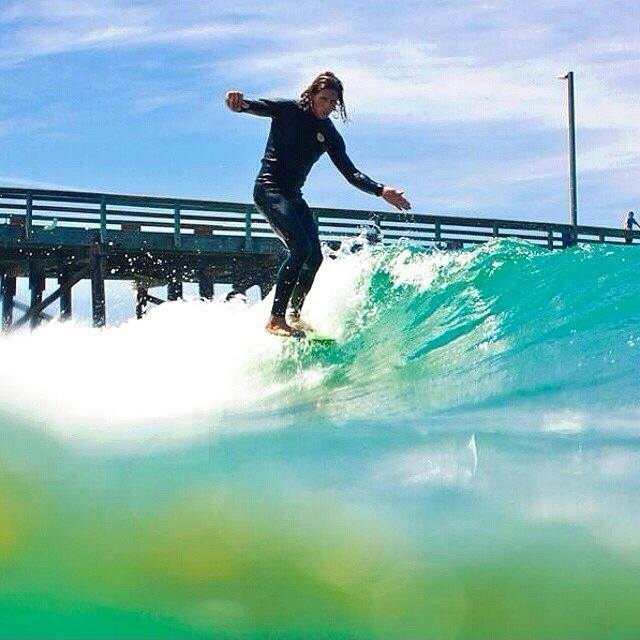 chico surfeando en las olas del cantabrico